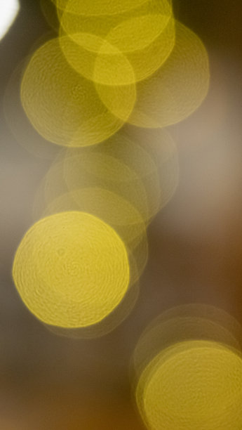 抽象孤立模糊的节日黄色和橙色圣诞灯与散景图片下载