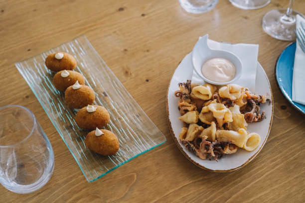 豪华餐厅里的一份美味炸鱿鱼和一份海鲜丸子图片下载