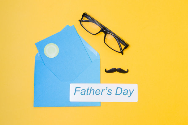 眼镜，胡子，蓝色信封和黄色背景的明信片，俯视图，拷贝空间，父亲节的概念图片下载
