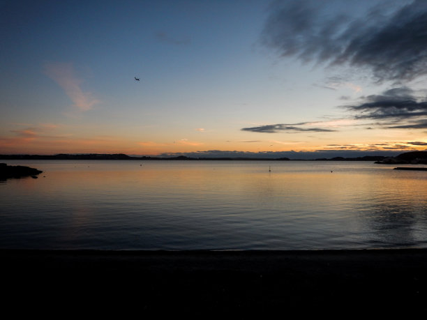 蓝色的黄昏，宁静的大海。湛蓝珍珠色的平静海景。库存图片图片下载