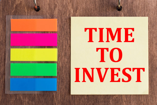 黄色贴纸与文字时间投资木制背景图片下载