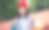 戴着红帽子的漂亮小女孩坐在学校旁边的户外。放学后，漂亮的孩子在外面休息。图片下载