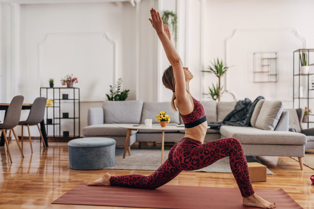 女人在客厅练瑜伽图片下载