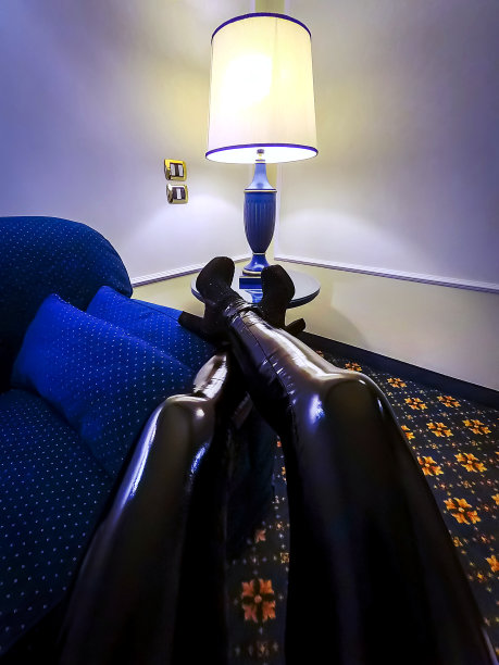 在客厅放松图片下载