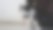 可爱的黑白相间的猫放松在客厅和一个女人图片下载