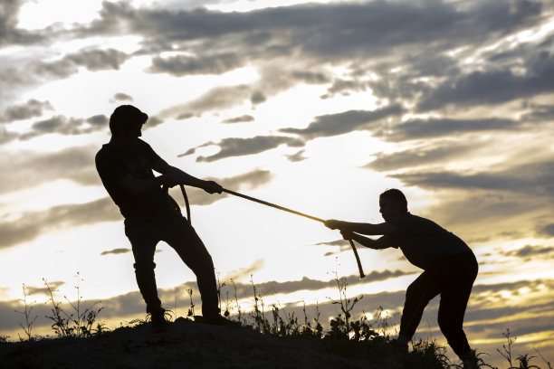 登山者帮助他的朋友图片下载
