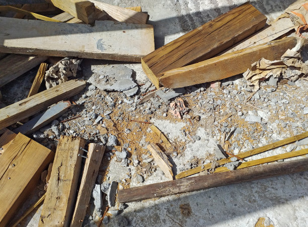 背景是旧木板、木屑和木工的残余物。建筑垃圾的模式。木材废料模式。回收、废物管理和环境理念。图片下载