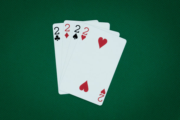 在绿色背景上玩纸牌。图片下载