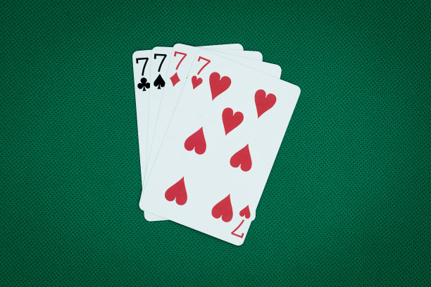 在绿色背景上玩纸牌。图片下载