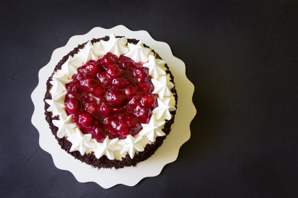 樱桃蛋糕，樱桃派，黑木板图片下载