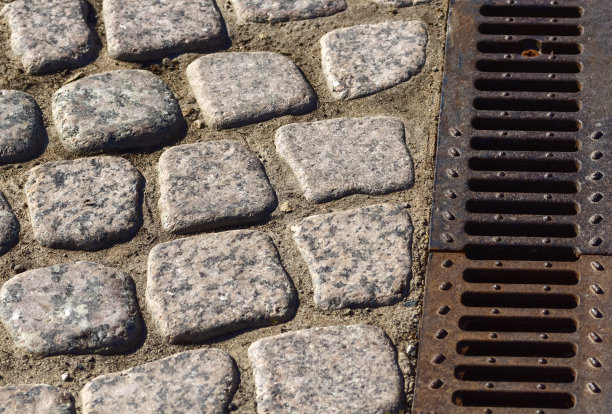 大街上灰色的人行道上图片下载