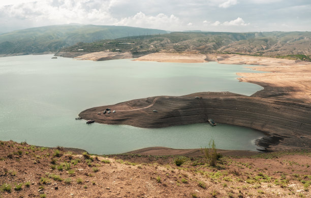 海滩上的汽车。远程视图。Chirkeyskoe水库,达吉斯坦。图片下载