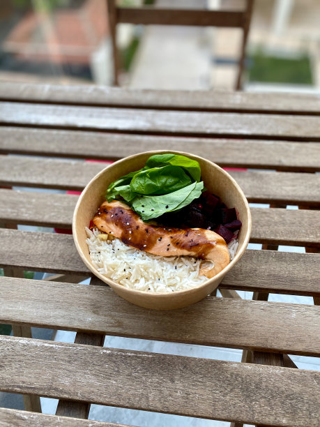 外卖塑料碗里装着照烧三文鱼和印度香米。图片下载