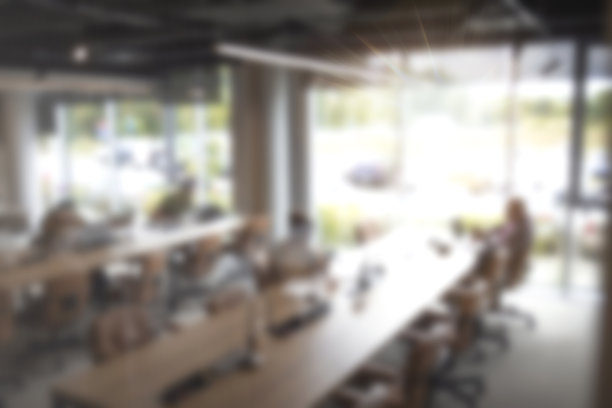 办公室周围的氛围用散景模糊背景。图片下载