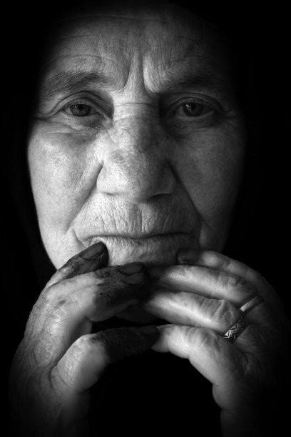 手托下巴的土耳其老年妇女肖像图片下载