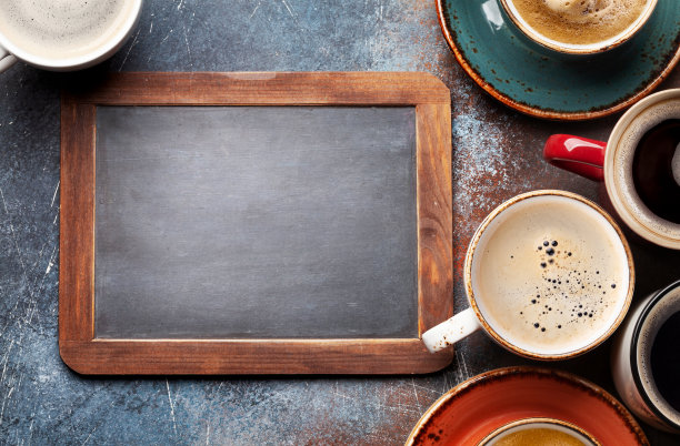 石头桌上放着许多杯咖啡图片下载