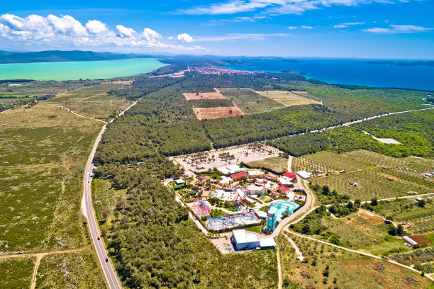 亚得里亚海和Vransko湖鸟瞰图附近的克雷维纳卢卡图片下载