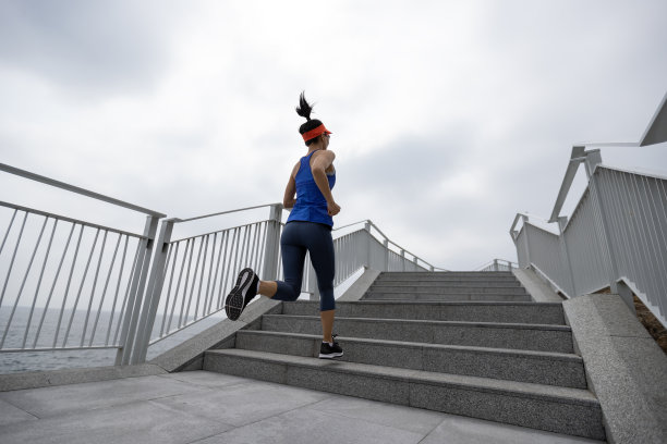 健康的生活方式，健身，运动，女人，跑步在海边小径图片下载