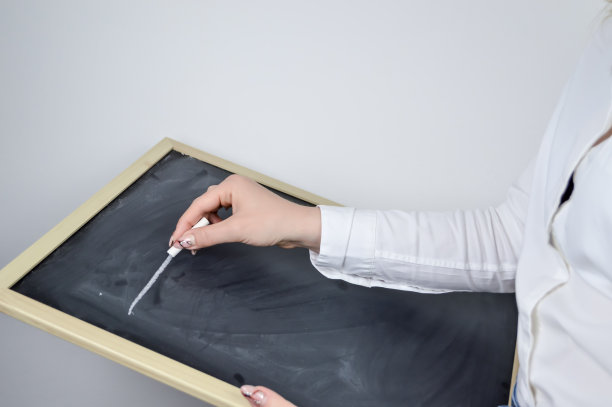 一个女人的手在黑板上画一条线的特写，上面有文字的空间图片下载