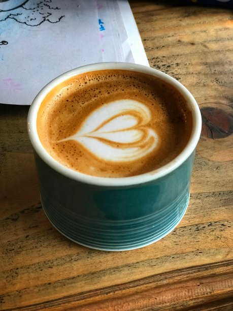 咖啡与心形拉花艺术图片下载