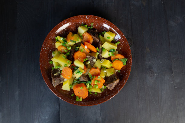 盘子与蔬菜和牛肉炖熟图片下载