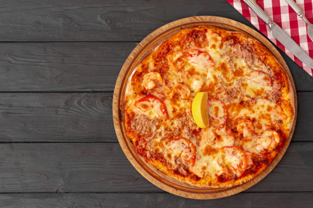 美味的披萨上的黑色木制背景俯视图图片下载