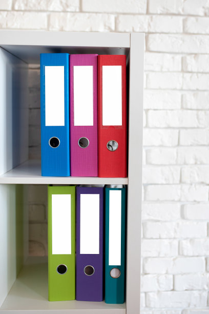 以白色kirpis为背景的架子上有多种颜色的文件夹，可以放置你的文本。白色背景为您的模型图片下载