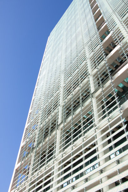 低角度的现代设计建筑与玻璃包层图片下载