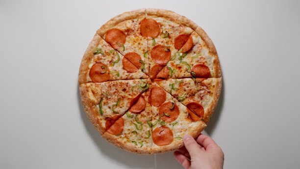 男人从白盒子里拿了一片大披萨图片下载