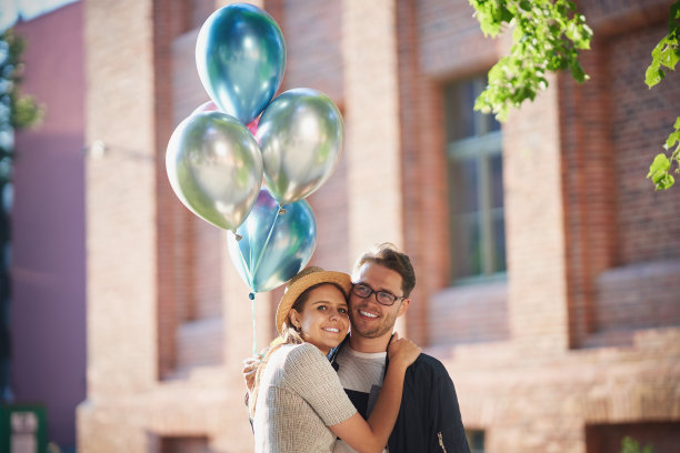 一对成年情侣在城市的人行道上接吻图片下载