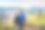 一对年轻的男女在印度尼西亚爪哇岛的Bromo Tengger Semeru国家公园迎接日出。他们享受壮丽的景色在布罗莫或Gunung布罗莫印度尼西亚图片下载