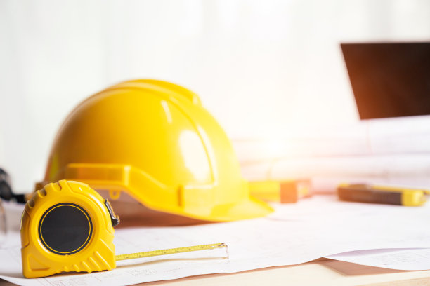 安全工作。标准施工现场防护装备。图片下载