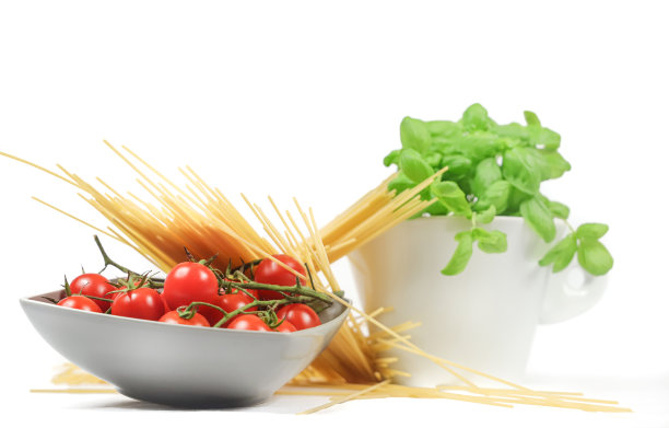 意大利菜的典型食材:意大利细面条，圣女果和罗勒-白色背景图片下载