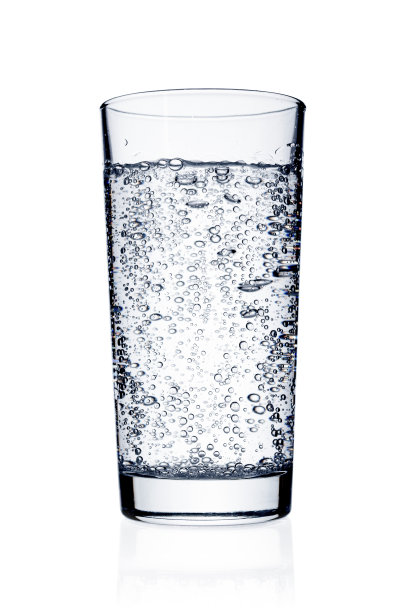 玻璃与波光粼粼的水近距离隔离在白色的背景图片下载