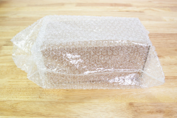 气泡膜包裹盒子保护开裂的木桌产品图片下载