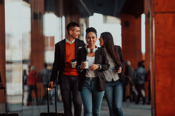 优雅的商人走在现代化的城市…图片下载