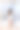 一位黑发长发、身穿白色特大号t恤的年轻女子站在窗前，手里拿着一杯红酒，望着远处的城市。全长垂直照片从背后图片下载