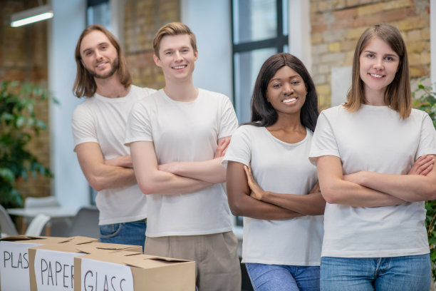 一群年轻人在回收中心图片下载