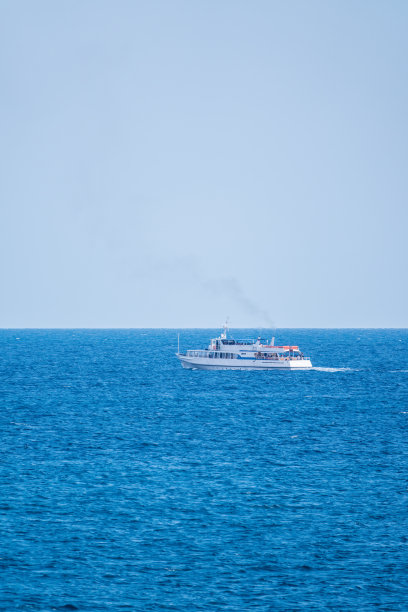 摩托艇在平静的蓝色海面上。图片下载
