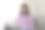 快乐的少女坐在沙发上用电脑。图片下载