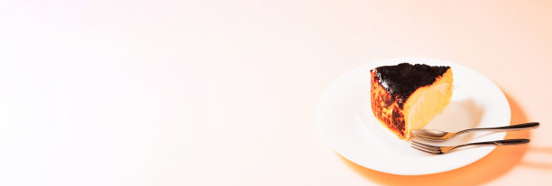 盘子里的巴斯克烤奶酪蛋糕图片下载