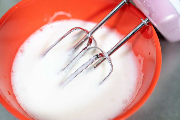 一张用搅拌器打发奶油的照片。图片下载