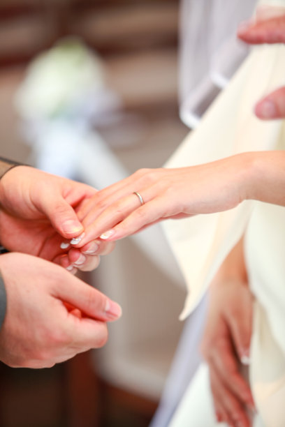 结婚戒指交换场景图片下载