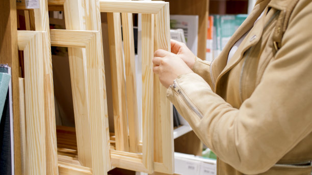 特写图像的年轻女艺术家选择木框在爱好商店图片下载