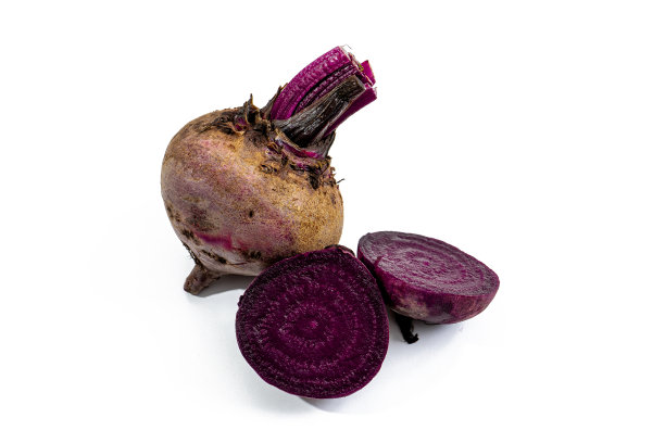 整个无叶的红甜菜根和一根甜菜，在白色表面切成两半。新鲜健康的蔬菜理念。图片下载