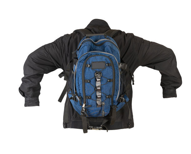 黑色的背包穿着红色的夹克孤立在白色的背景。图片下载