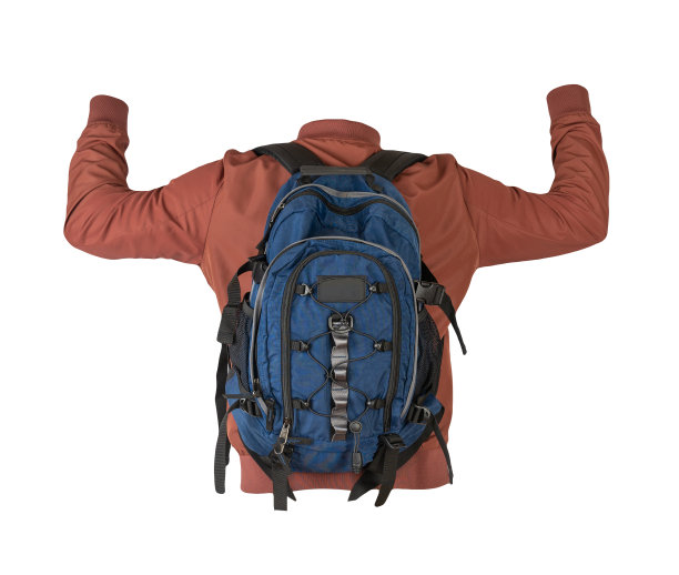 黑色的背包穿着红色的夹克孤立在白色的背景。图片下载