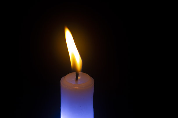 蜡烛在黑暗中燃烧图片下载