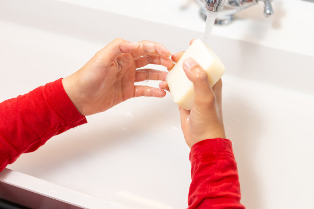 小男孩用肥皂洗手的裁剪图像图片下载