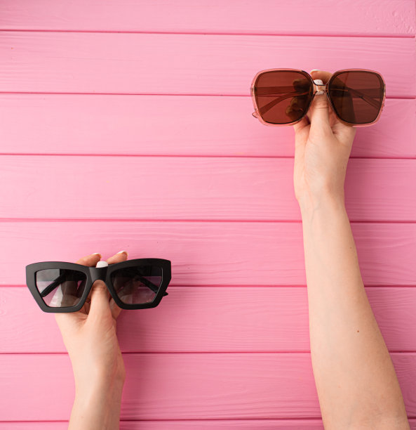 夏天抽象的背景模型模板女人手握一对太阳镜时尚图片下载